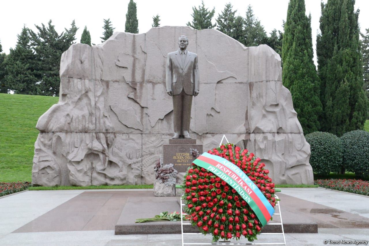 Azerbaijani public honoring memory of great leader Heydar Aliyev (PHOTOS)