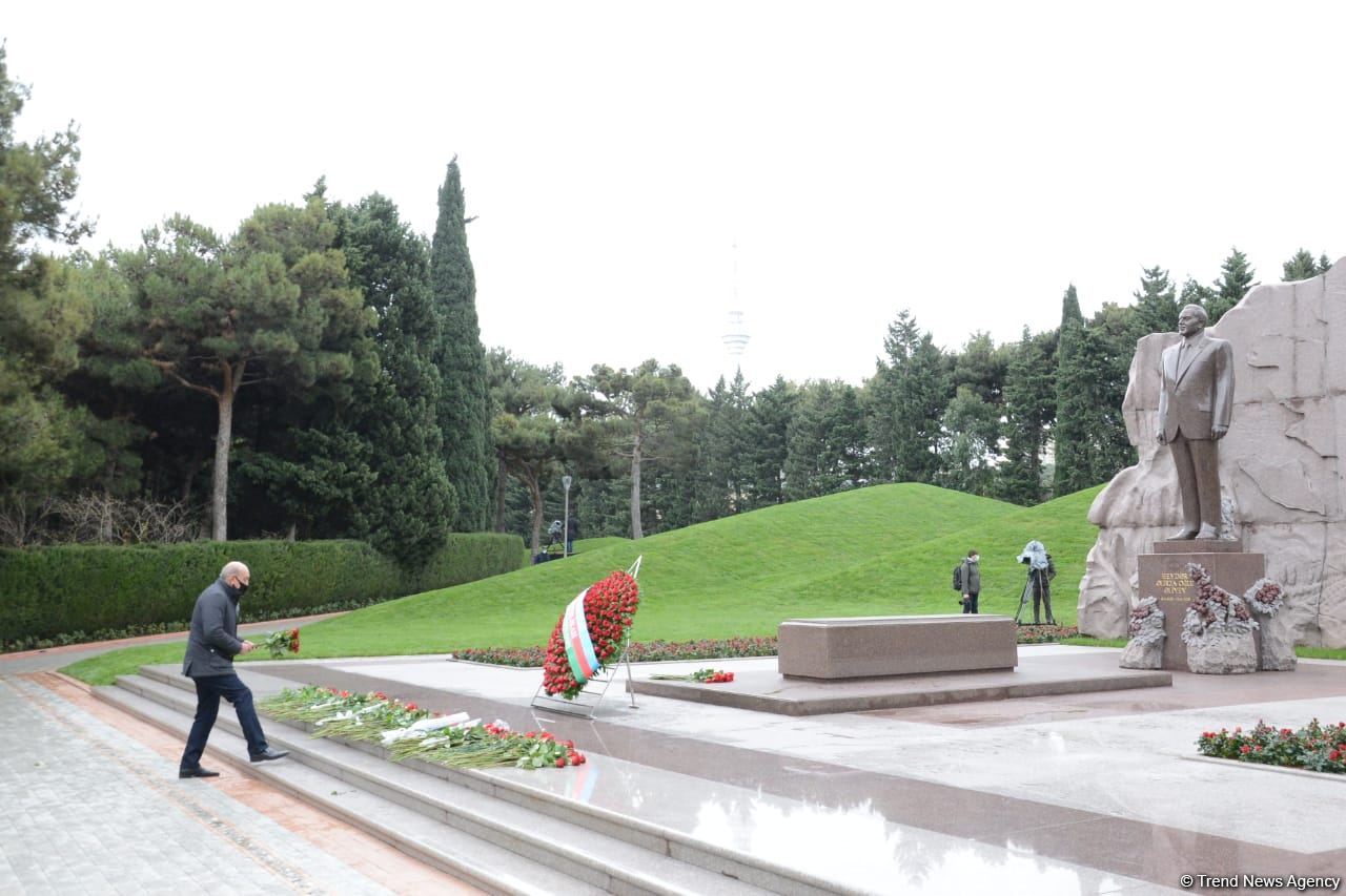 Azerbaijani public honoring memory of great leader Heydar Aliyev (PHOTOS)