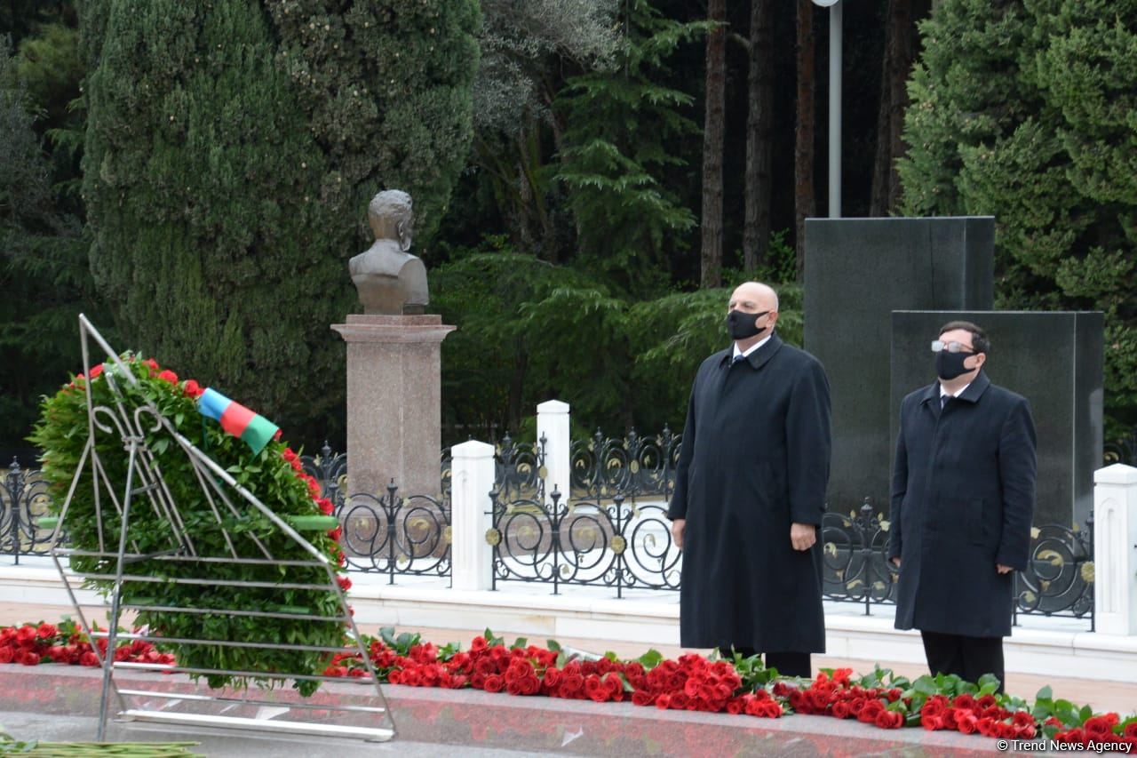 Azerbaijani public honoring memory of great leader Heydar Aliyev (PHOTOS)