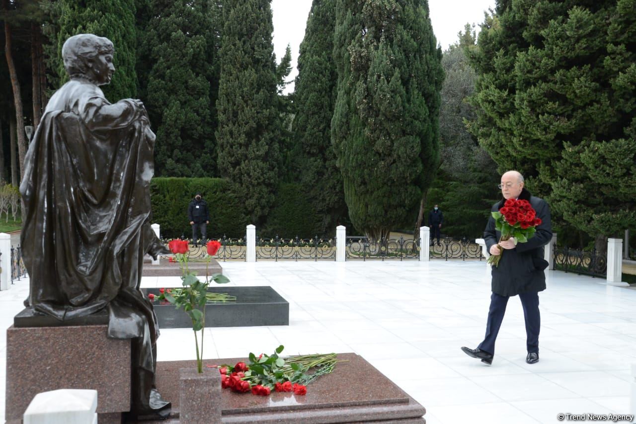 Azerbaijani public honoring memory of great leader Heydar Aliyev (PHOTOS)