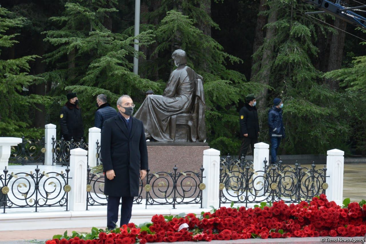 Azerbaijani public honoring memory of great leader Heydar Aliyev (PHOTOS)
