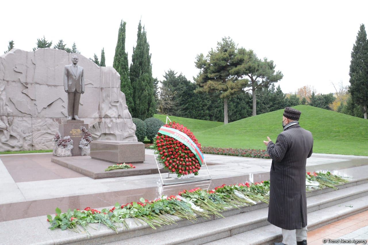 Azerbaijani public honoring memory of great leader Heydar Aliyev (PHOTOS)