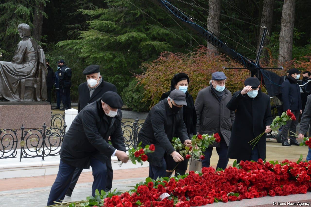 Azerbaijani public honoring memory of great leader Heydar Aliyev (PHOTOS)