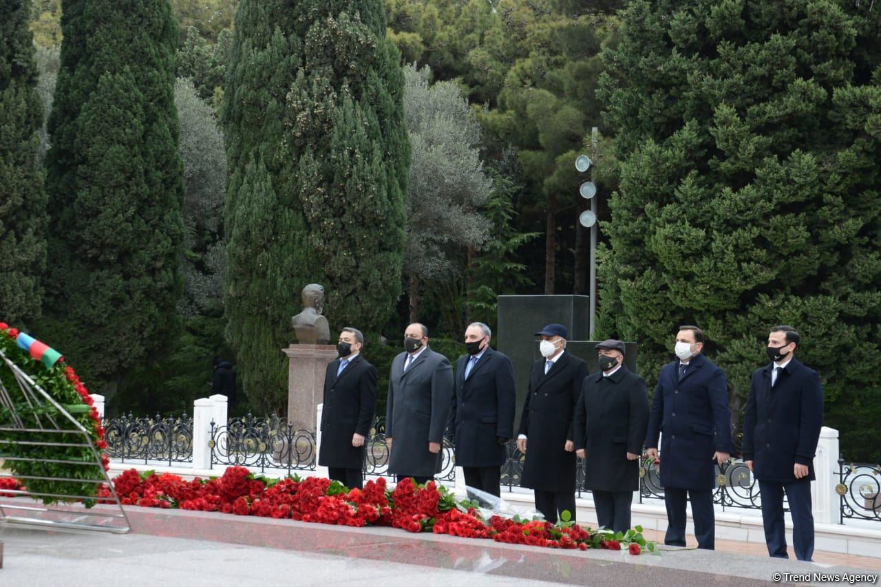 Azerbaijani public honoring memory of great leader Heydar Aliyev (PHOTOS)
