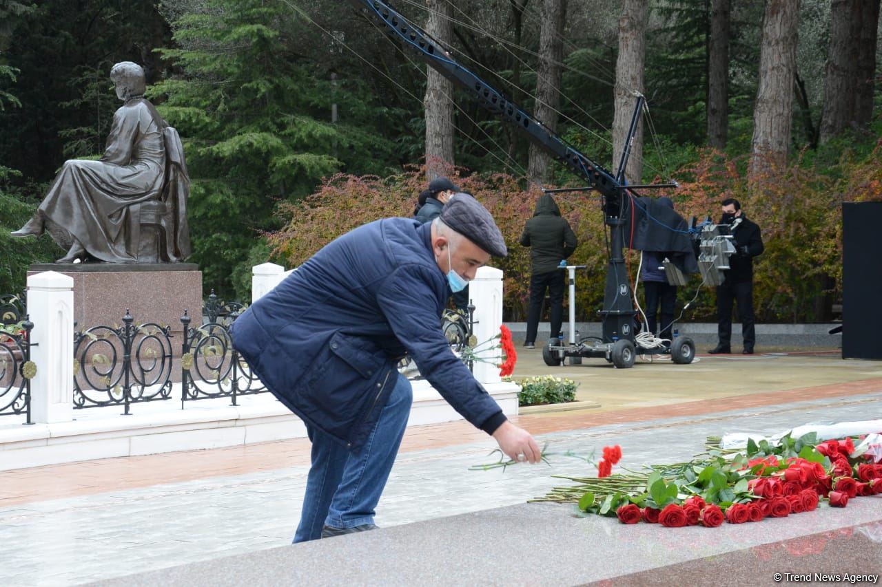 Azerbaijani public honoring memory of great leader Heydar Aliyev (PHOTOS)