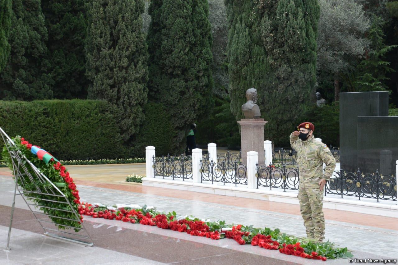 Azerbaijani public honoring memory of great leader Heydar Aliyev (PHOTOS)