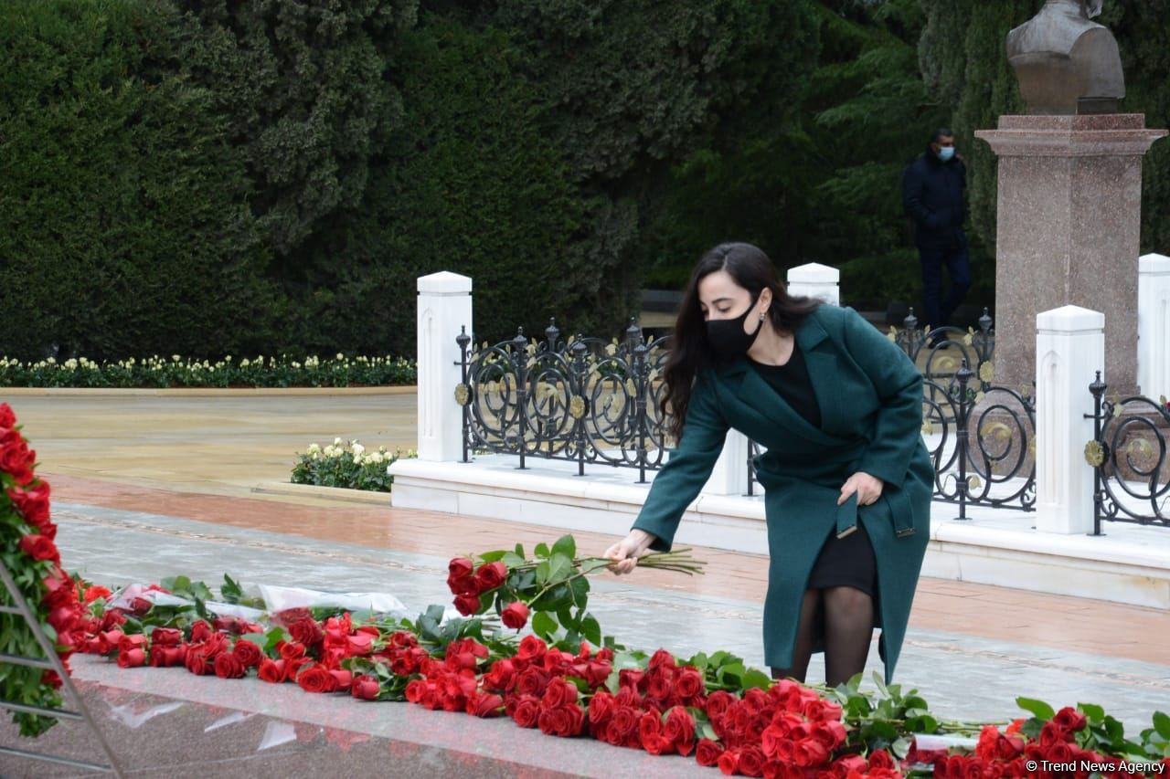 Azerbaijani public honoring memory of great leader Heydar Aliyev (PHOTOS)