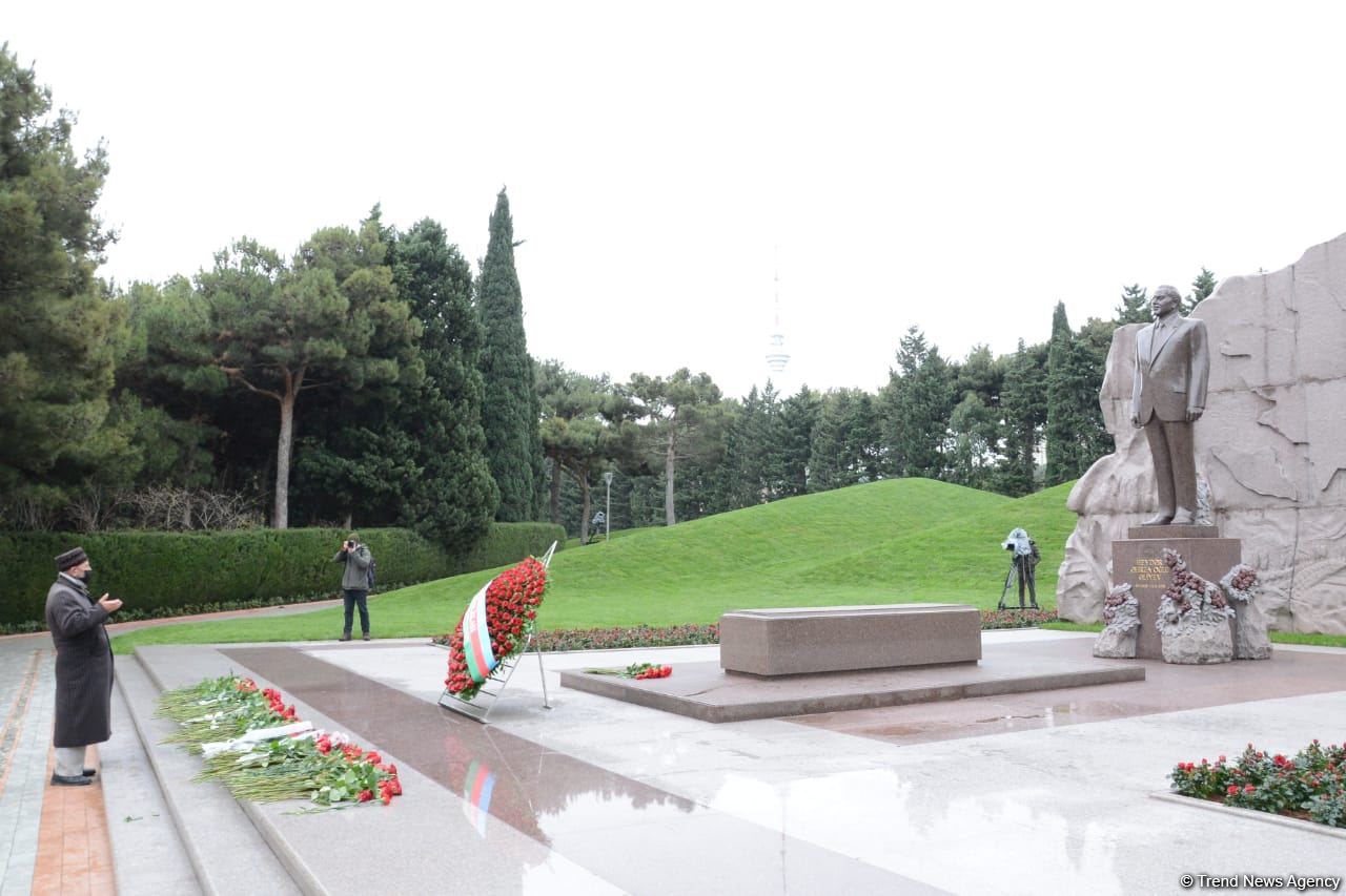 Azerbaijani public honoring memory of great leader Heydar Aliyev (PHOTOS)