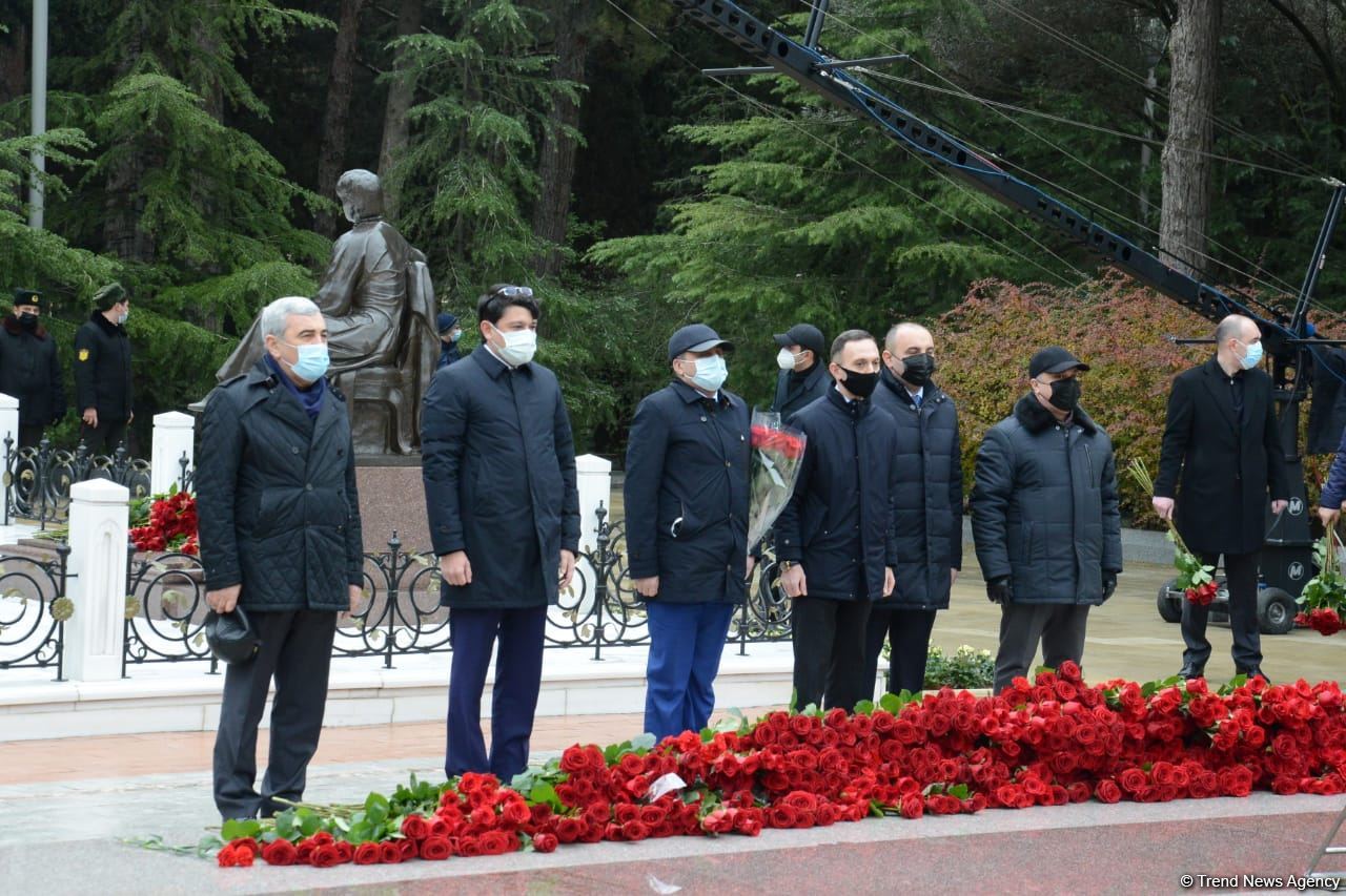 Azerbaijani public honoring memory of great leader Heydar Aliyev (PHOTOS)