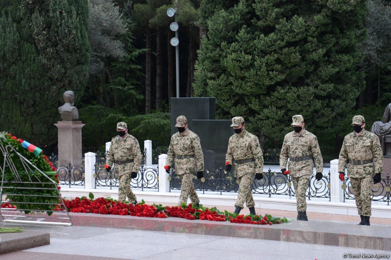 Azerbaijani public honoring memory of great leader Heydar Aliyev (PHOTOS)