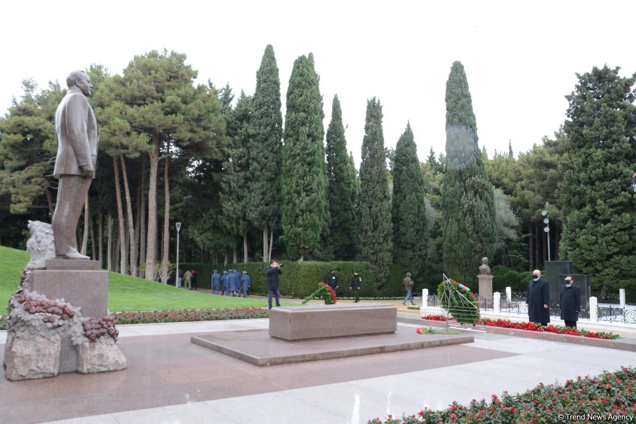 Azerbaijani public honoring memory of great leader Heydar Aliyev (PHOTOS)