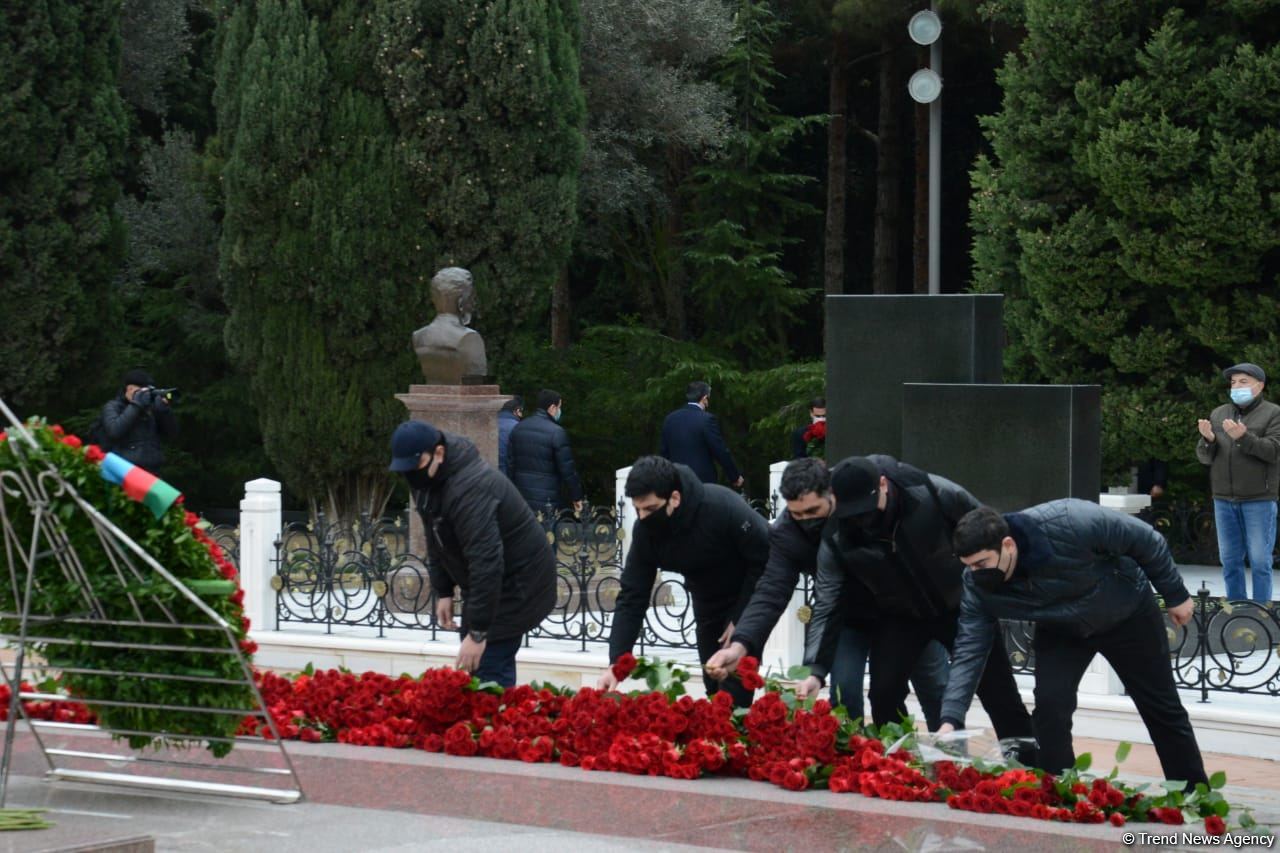 Azerbaijani public honoring memory of great leader Heydar Aliyev (PHOTOS)