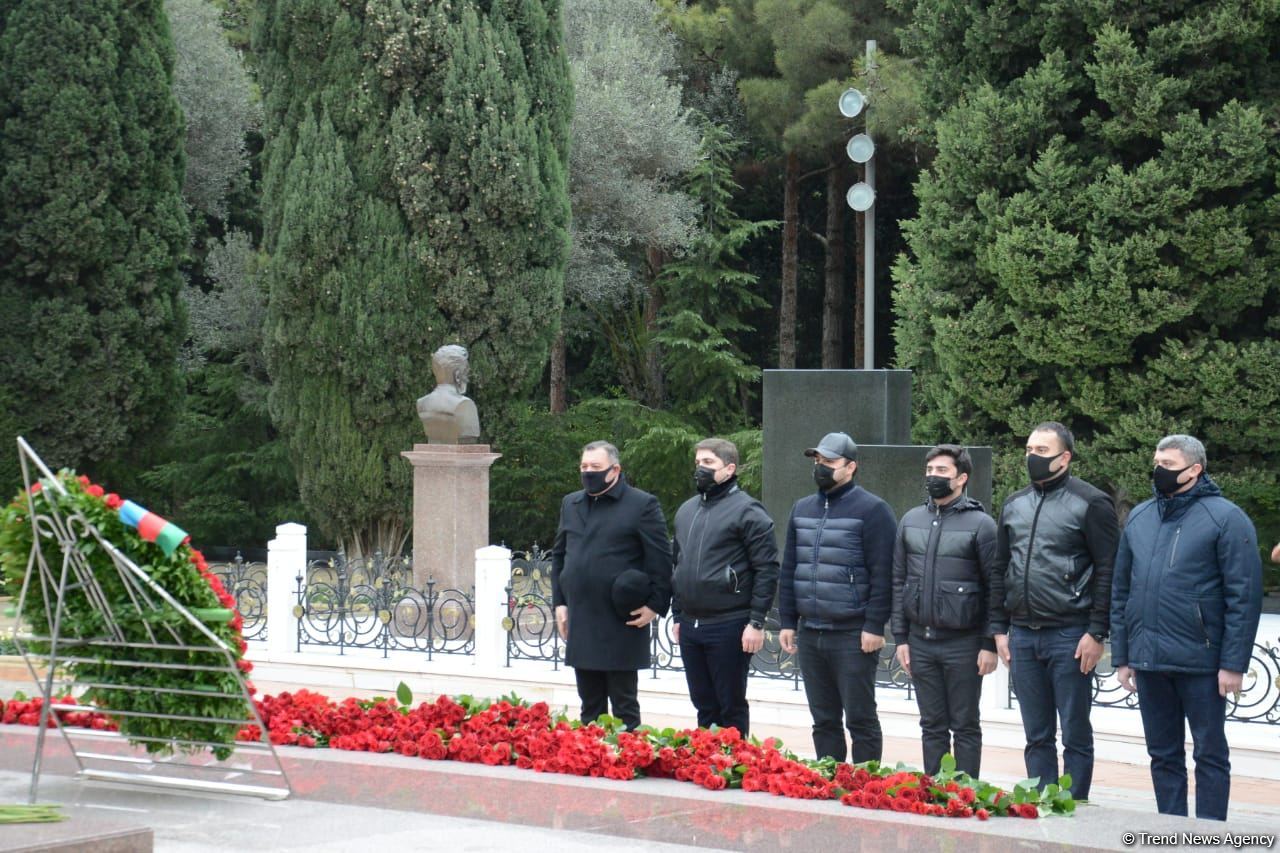 Azerbaijani public honoring memory of great leader Heydar Aliyev (PHOTOS)