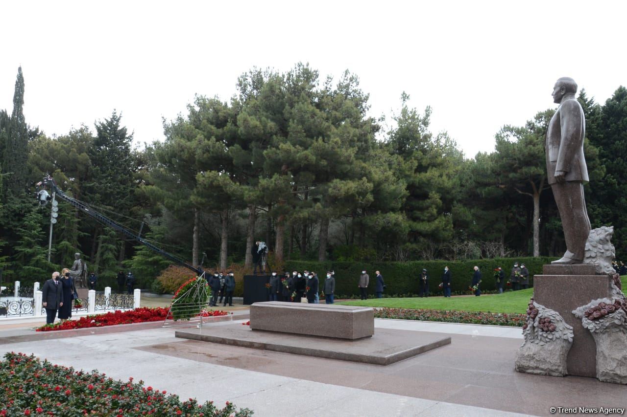 Azerbaijani public honoring memory of great leader Heydar Aliyev (PHOTOS)