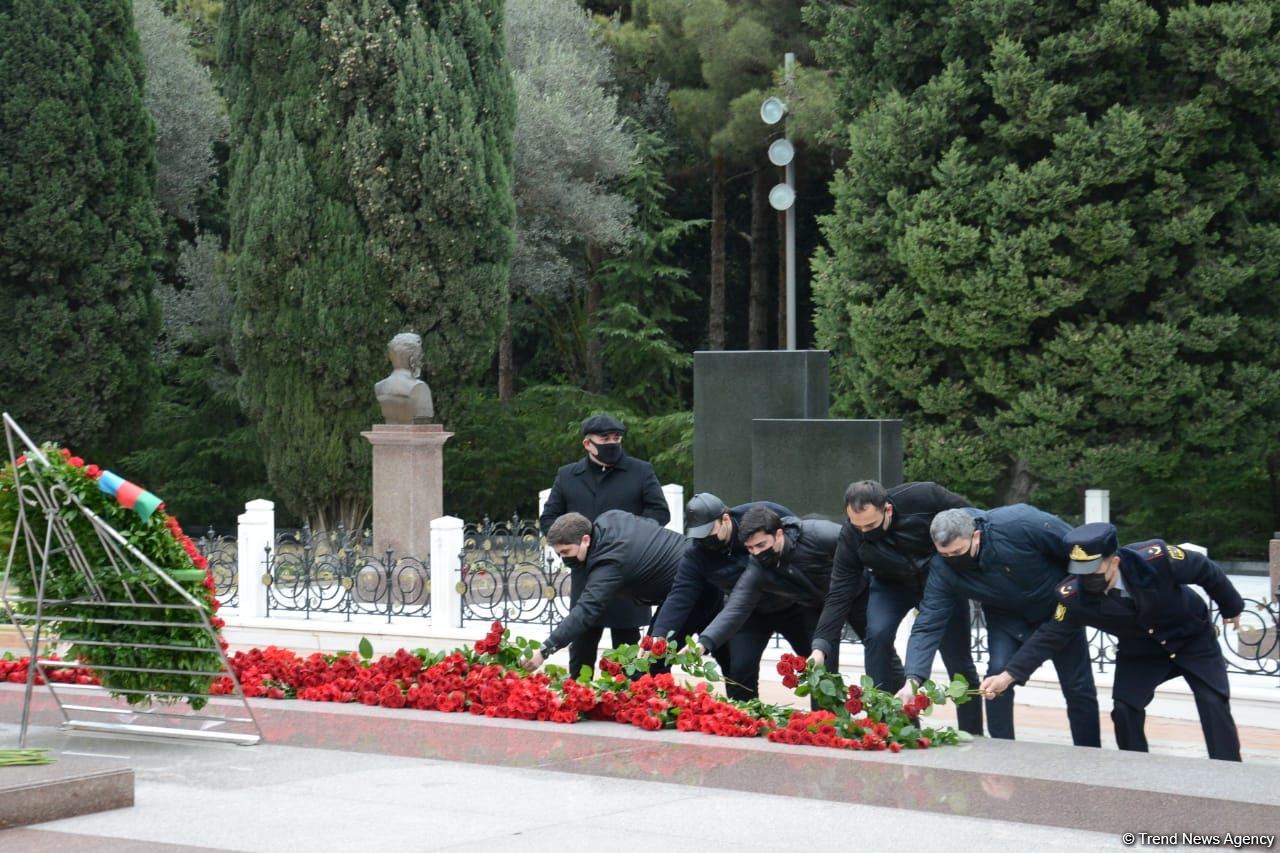 Azerbaijani public honoring memory of great leader Heydar Aliyev (PHOTOS)