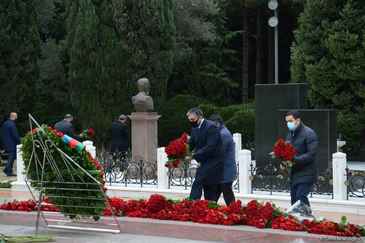 Azerbaijani public honoring memory of great leader Heydar Aliyev (PHOTOS)
