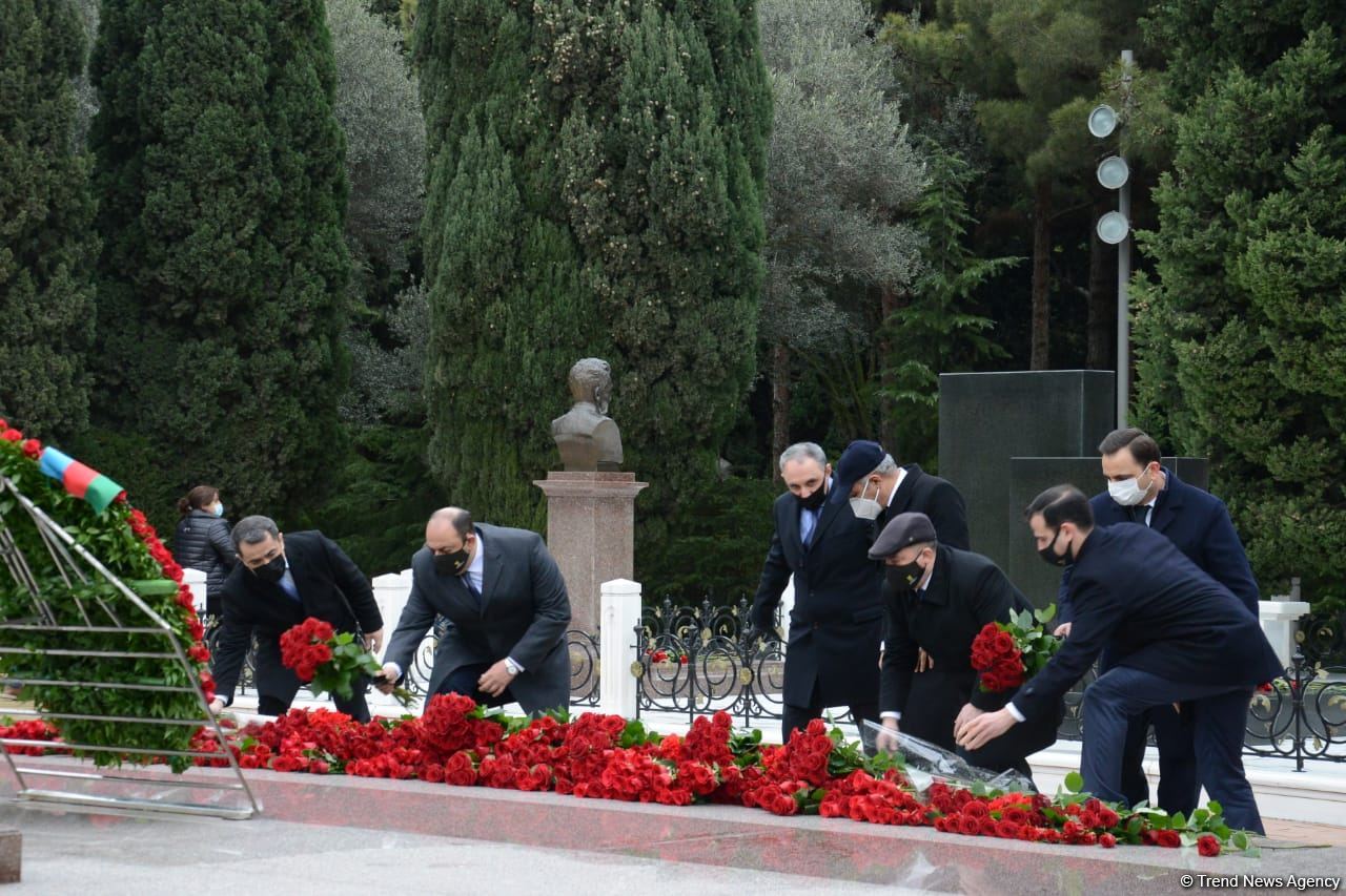 Azerbaijani public honoring memory of great leader Heydar Aliyev (PHOTOS)