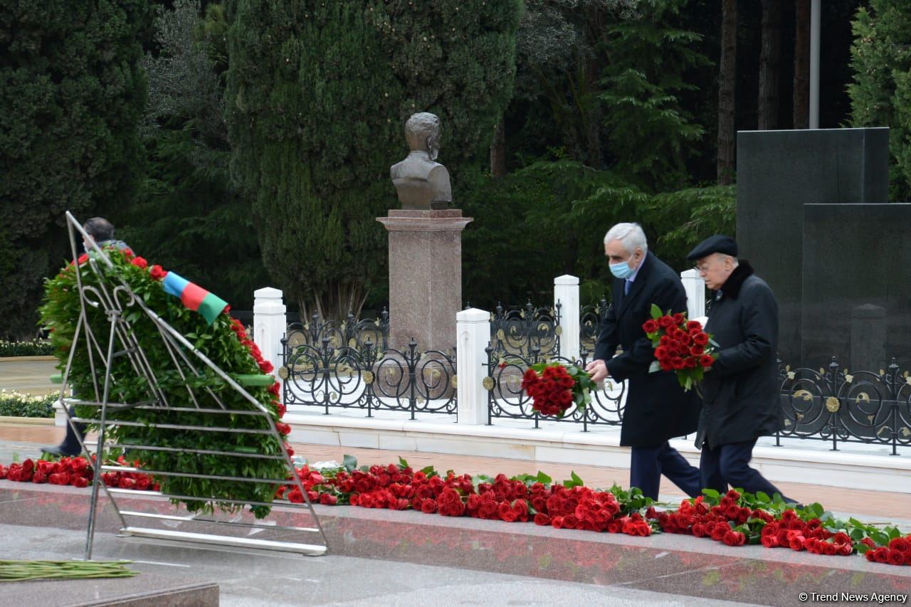 Azerbaijani public honoring memory of great leader Heydar Aliyev (PHOTOS)