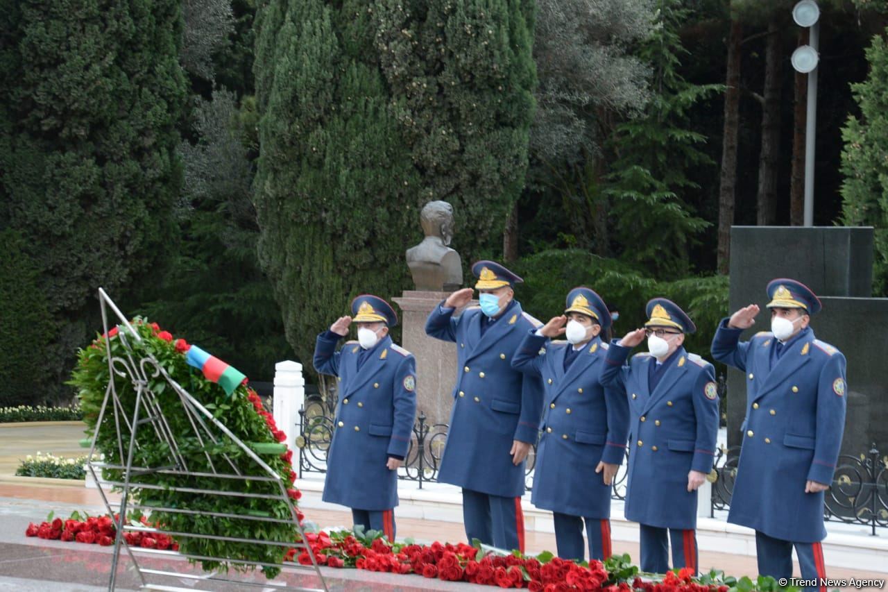 Azerbaijani public honoring memory of great leader Heydar Aliyev (PHOTOS)