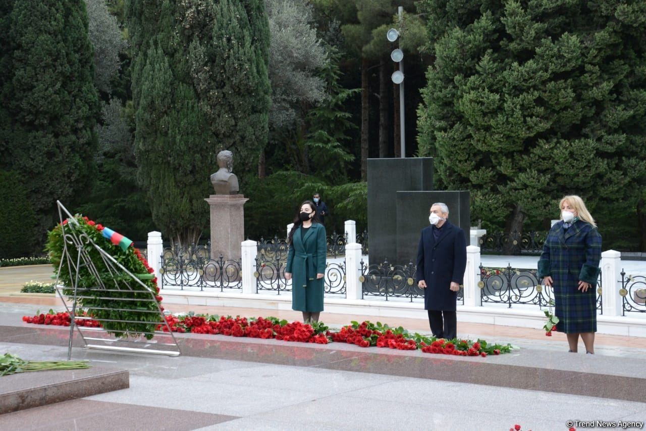 Azerbaijani public honoring memory of great leader Heydar Aliyev (PHOTOS)