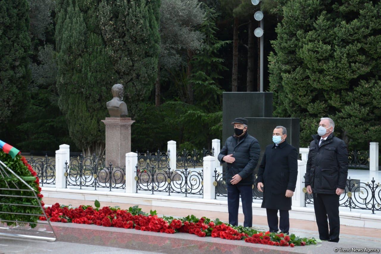 Azerbaijani public honoring memory of great leader Heydar Aliyev (PHOTOS)