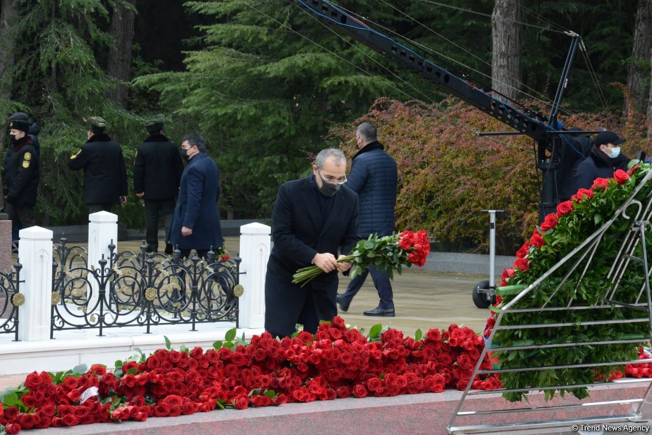 Azerbaijani public honoring memory of great leader Heydar Aliyev (PHOTOS)