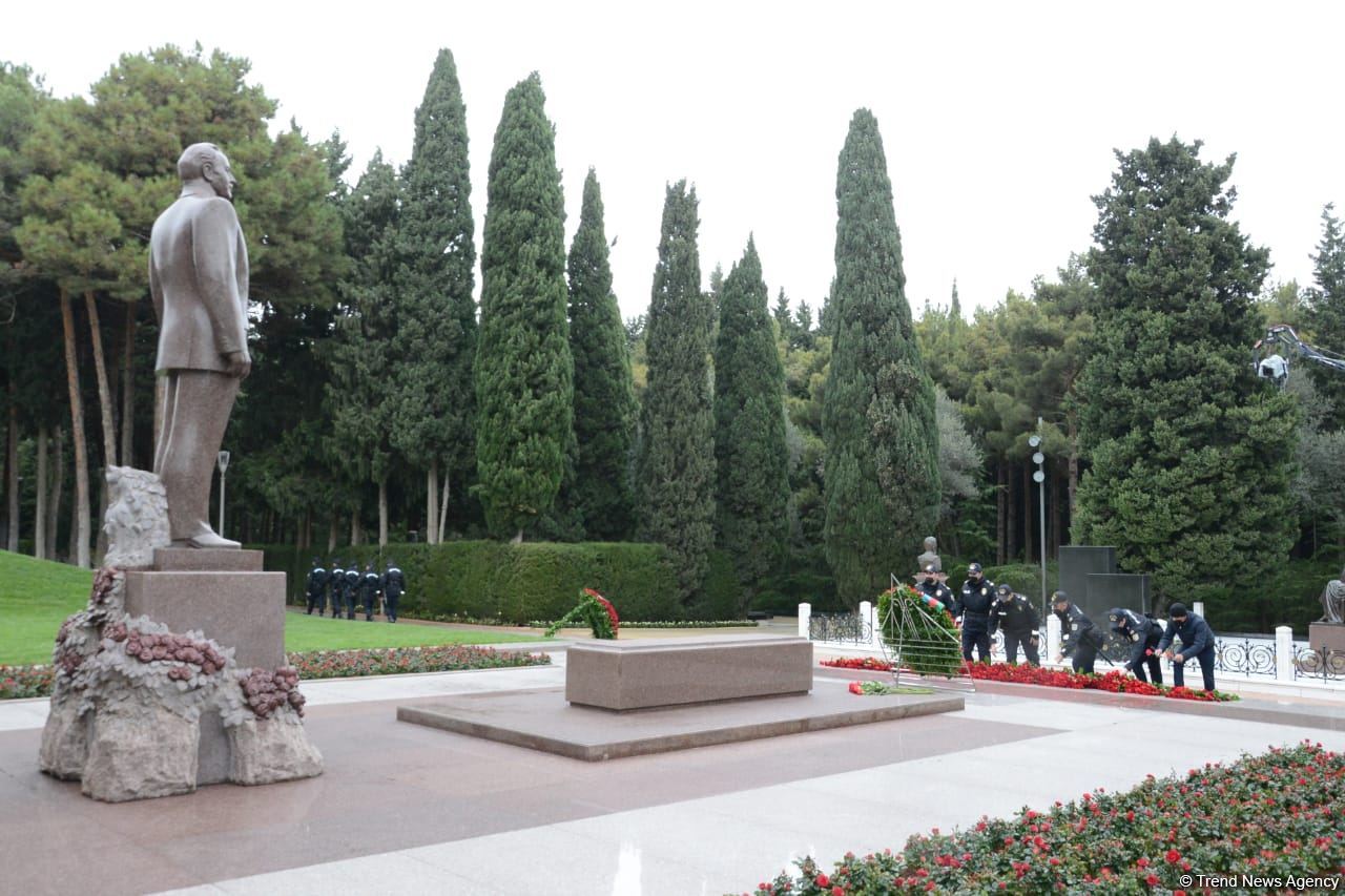 Azerbaijani public honoring memory of great leader Heydar Aliyev (PHOTOS)