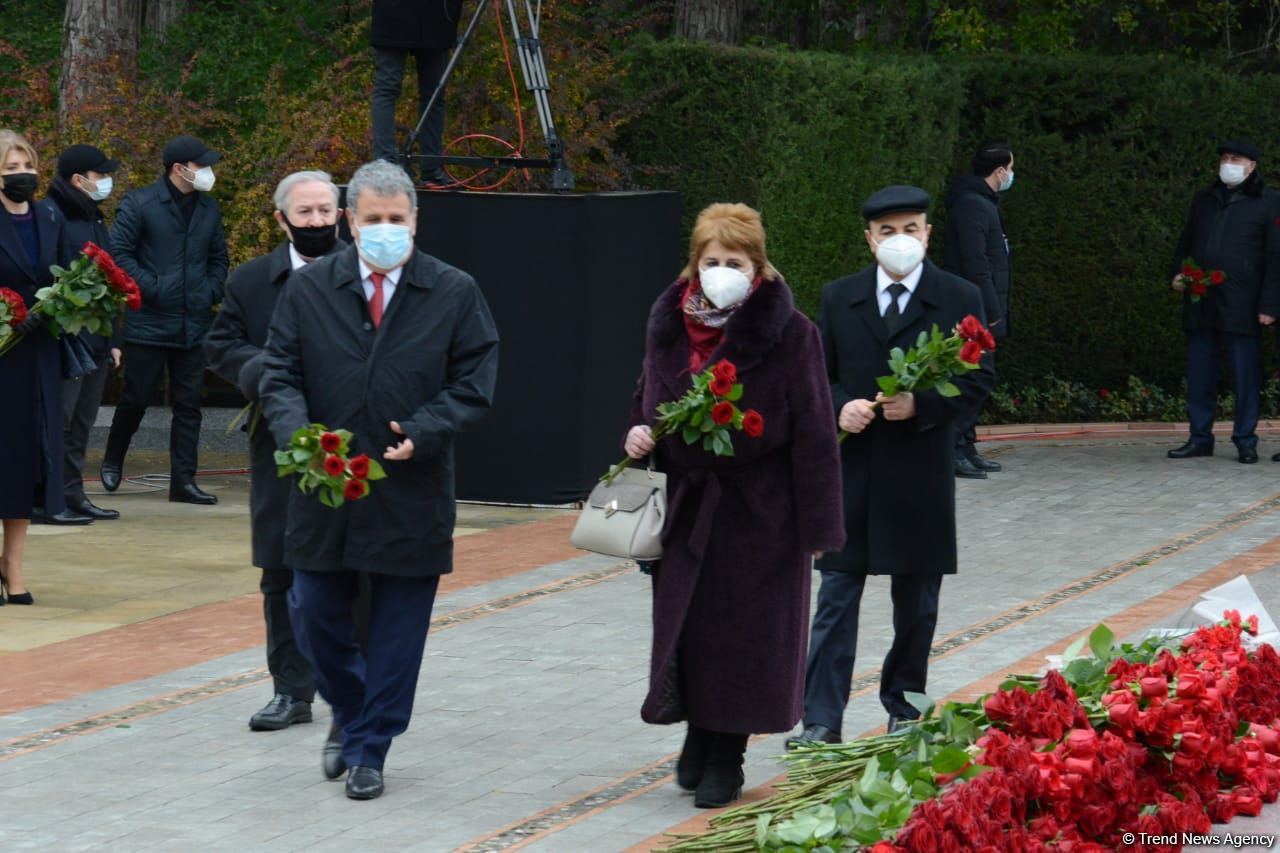 Azerbaijani public honoring memory of great leader Heydar Aliyev (PHOTOS)
