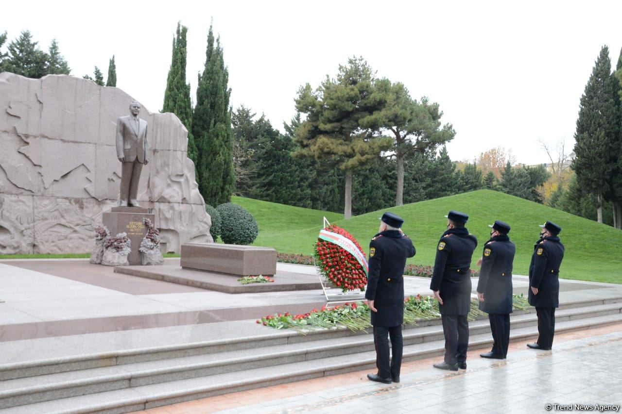 Azerbaijani public honoring memory of great leader Heydar Aliyev (PHOTOS)