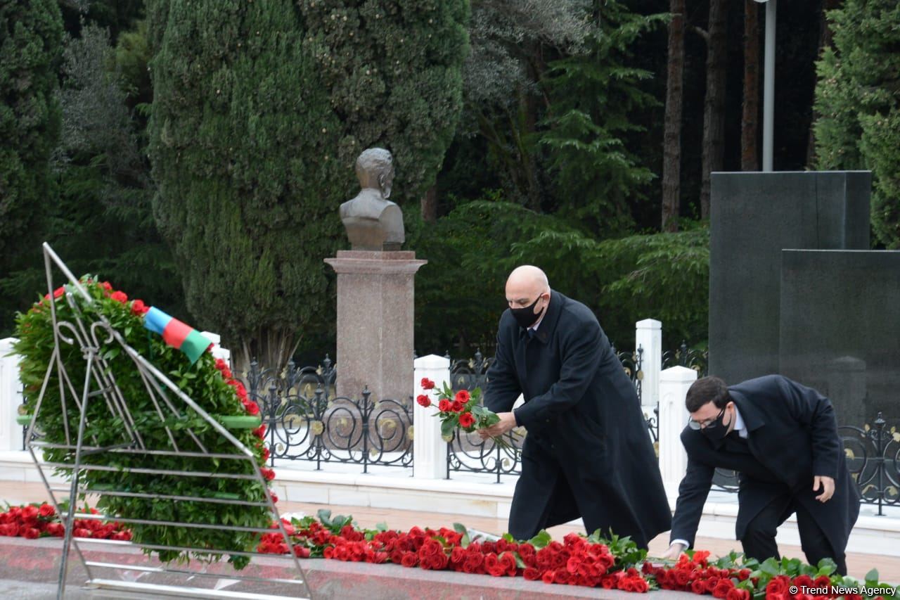 Azerbaijani public honoring memory of great leader Heydar Aliyev (PHOTOS)