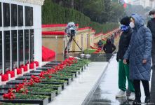 Azerbaijani people honoring memory of 20 January tragedy victims (PHOTOS)
