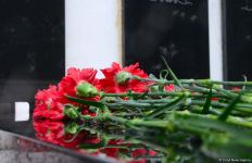 Azerbaijani people honoring memory of 20 January tragedy victims (PHOTOS)