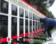 Azerbaijani people honoring memory of 20 January tragedy victims (PHOTOS)