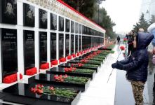 Azerbaijani people honoring memory of 20 January tragedy victims (PHOTOS)