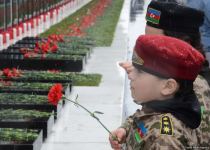 Azerbaijani people honoring memory of 20 January tragedy victims (PHOTOS)