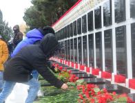 Azerbaijani people honoring memory of 20 January tragedy victims (PHOTOS)