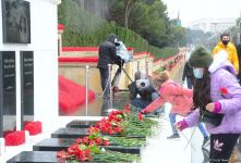 Azerbaijani people honoring memory of 20 January tragedy victims (PHOTOS)