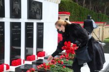 Azerbaijani people honoring memory of 20 January tragedy victims (PHOTOS)