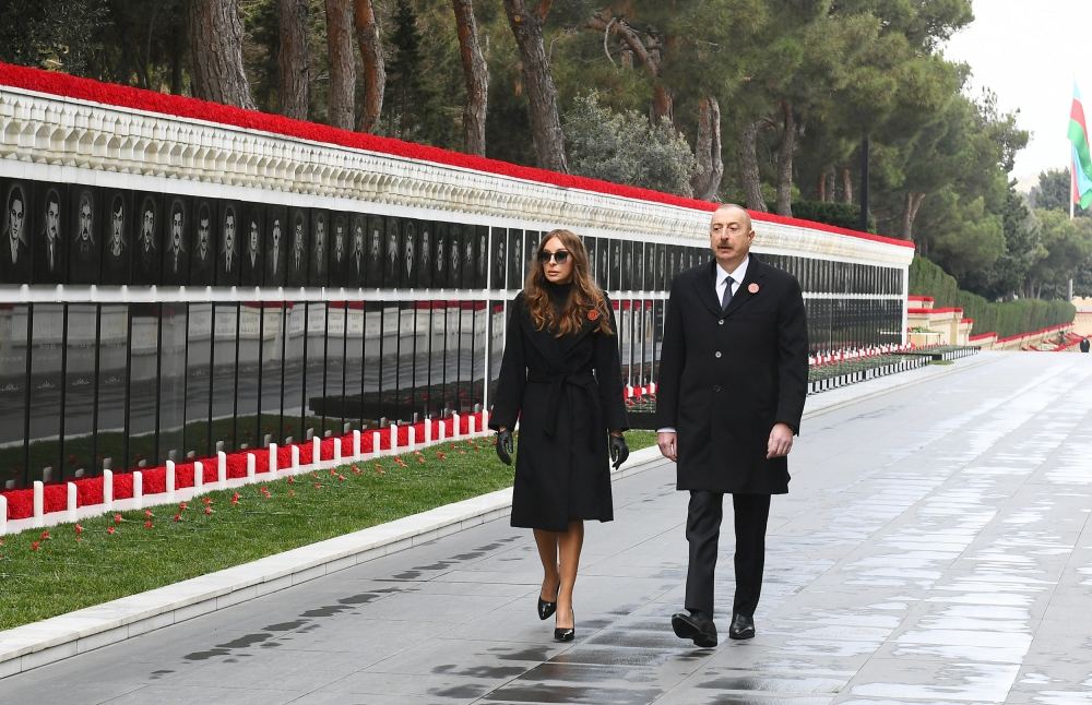 Azerbaijani president, first lady visit Alley of Martyrs on 31st anniversary of 20 January tragedy (PHOTO)