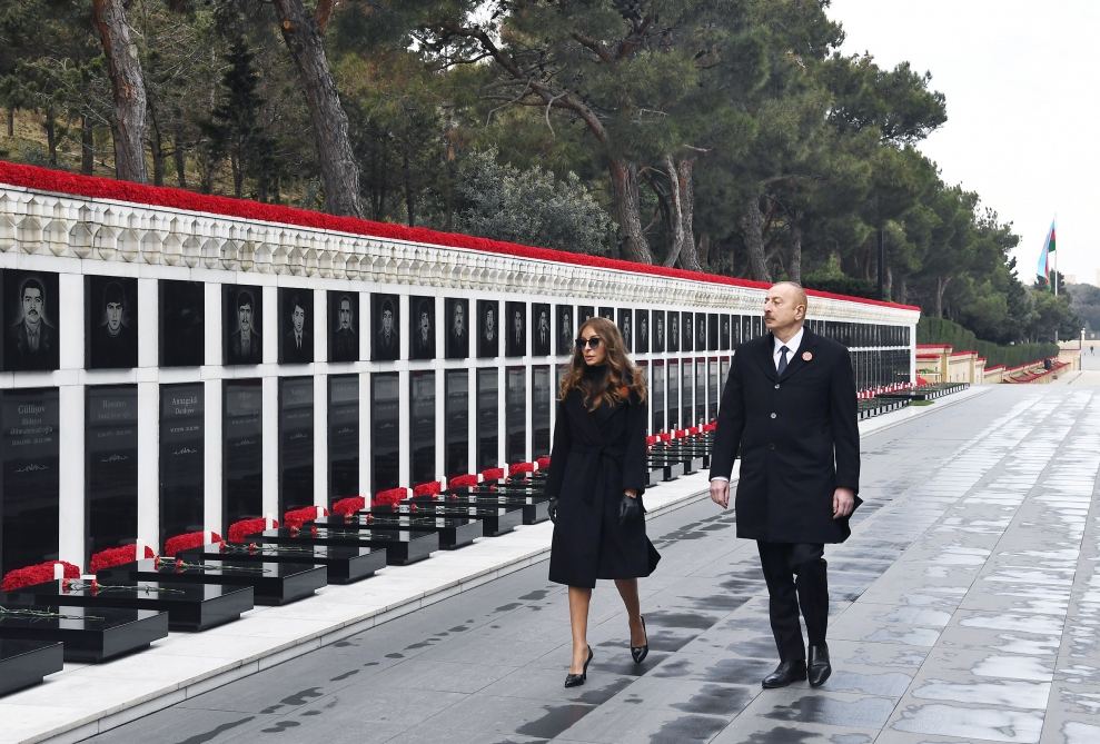 Azerbaijani president, first lady visit Alley of Martyrs on 31st anniversary of 20 January tragedy (PHOTO)