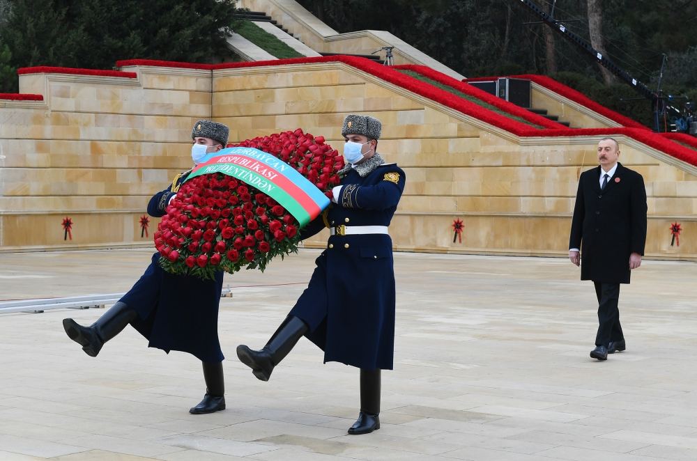 Azerbaijani president, first lady visit Alley of Martyrs on 31st anniversary of 20 January tragedy (PHOTO)