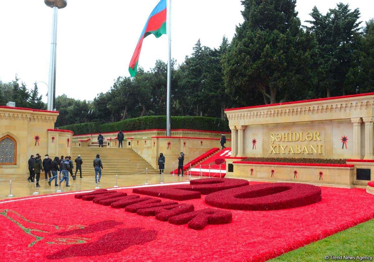 Azerbaijani people honoring memory of 20 January tragedy victims (PHOTOS)