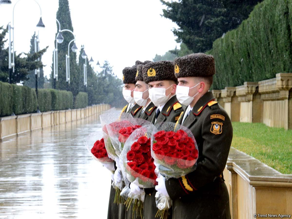 Azerbaijani people honoring memory of 20 January tragedy victims (PHOTOS)