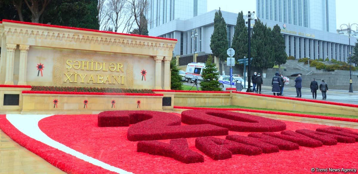 Azerbaijani people honoring memory of 20 January tragedy victims (PHOTOS)