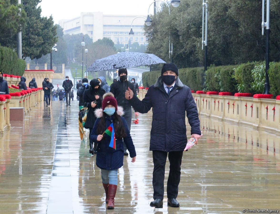 Azerbaijani people honoring memory of 20 January tragedy victims (PHOTOS)