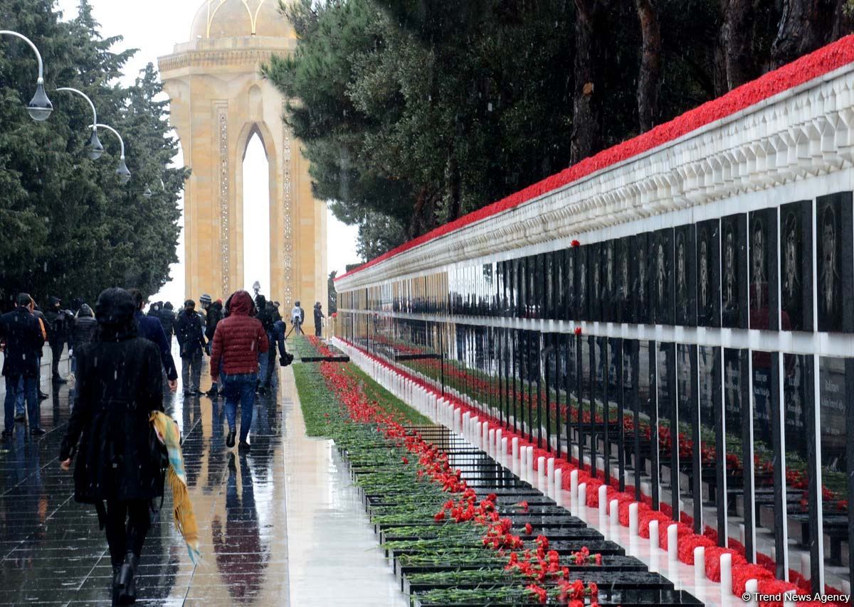 Azerbaijani people honoring memory of 20 January tragedy victims (PHOTOS)
