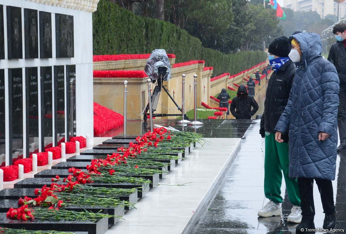 Azerbaijani people honoring memory of 20 January tragedy victims (PHOTOS)