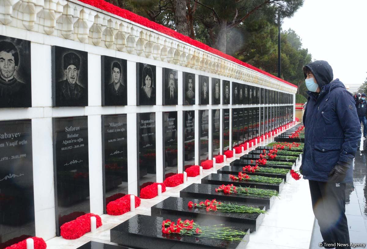 Azerbaijani people honoring memory of 20 January tragedy victims (PHOTOS)