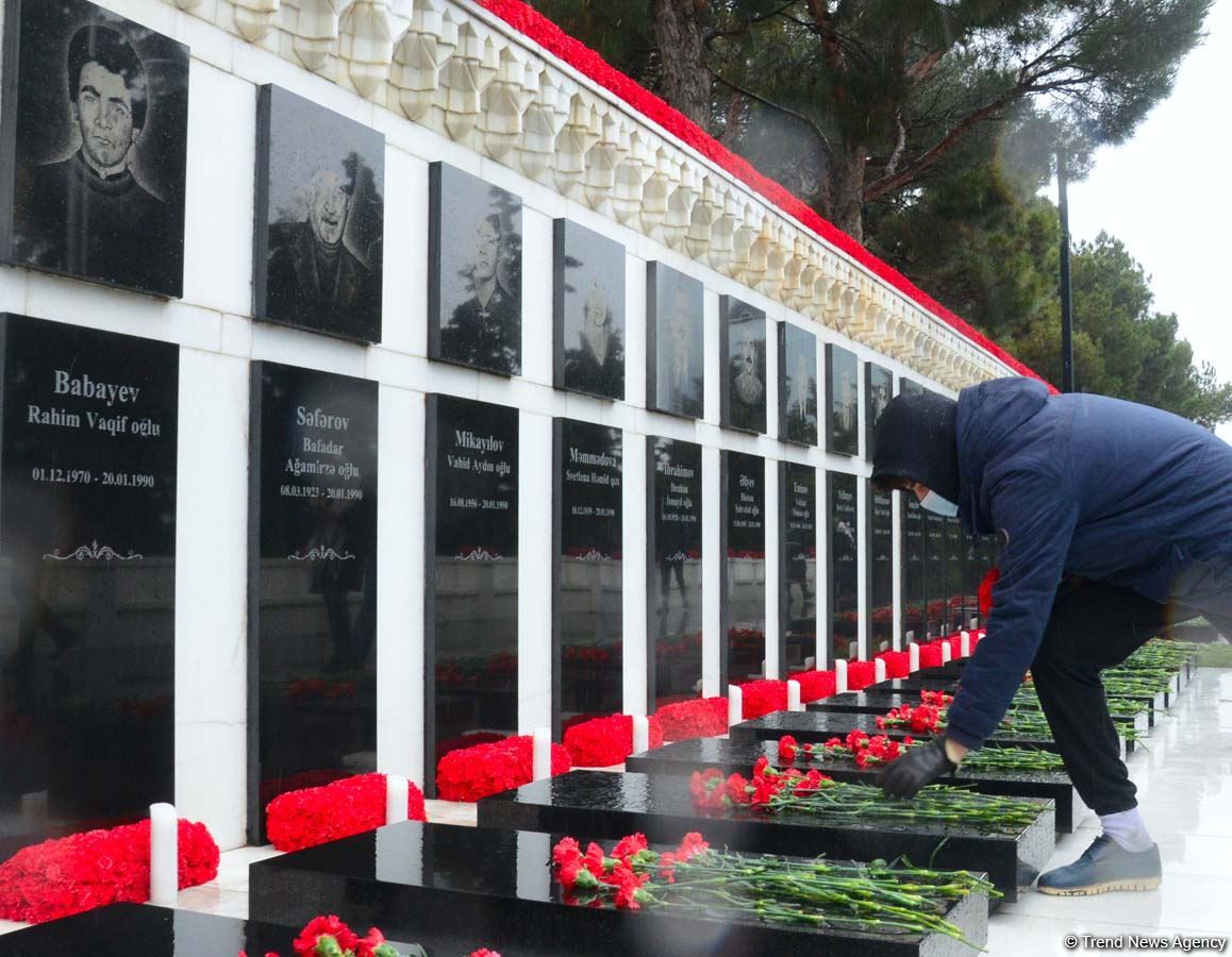 Azerbaijani people honoring memory of 20 January tragedy victims (PHOTOS)