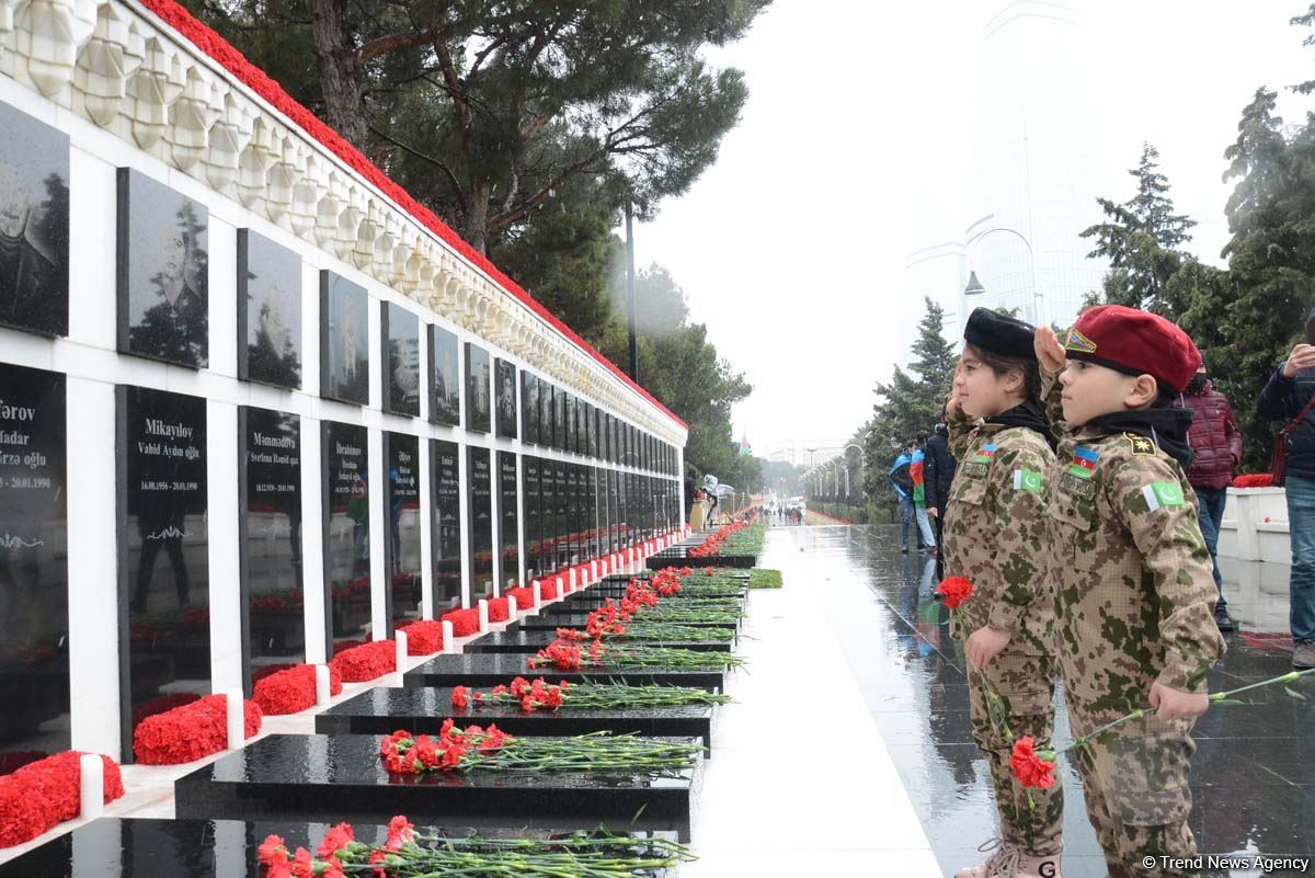 Azerbaijani people honoring memory of 20 January tragedy victims (PHOTOS)